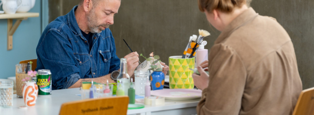 I_Hånden-Mal_på_keramik-keramik-kreativt-krea-pinch_pot-café
